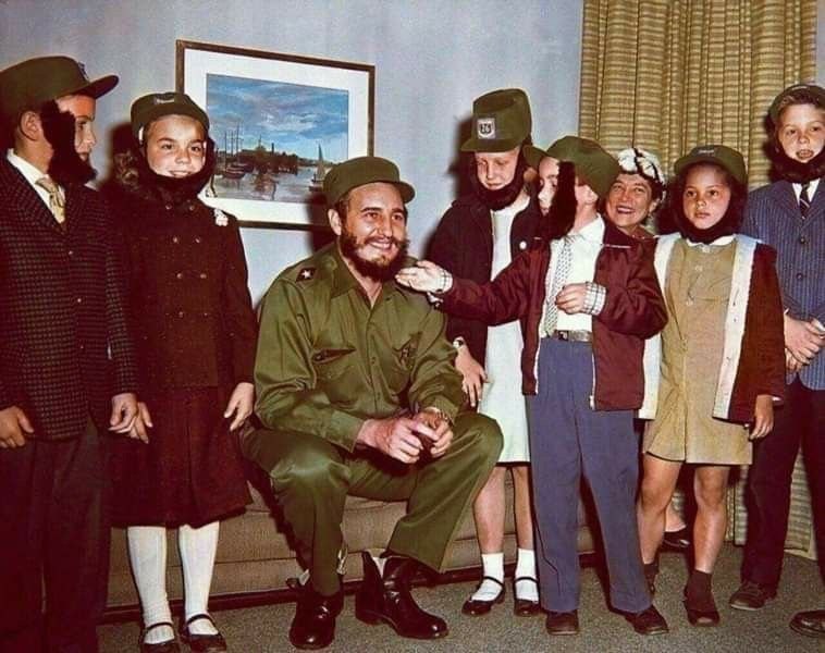 دنیای قدیم(تاریخی نوستالژی): ایشون فیدل کاسترو در حال بازدید از مدرسه پسرشه که در نیویورک مشغول تحصیل بودهپسر کاسترو در حالی در نیویورک تحصیل میکرد ک