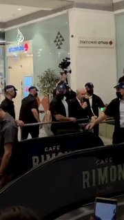 נתניהו עובר למרכז מסחרי בבית שמש בירושלים , מתחנן בפני הבוחרים להשתתף בהצבעה