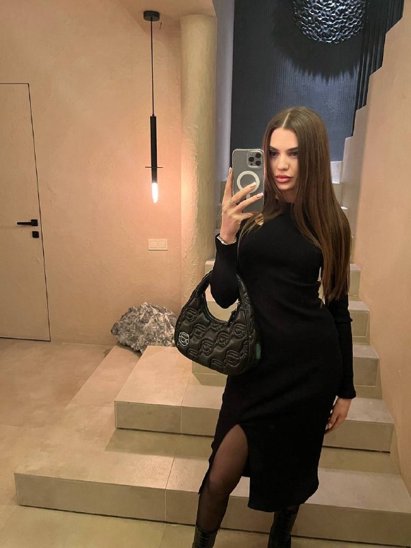 Черное платье лапша, с элегантным вырезом