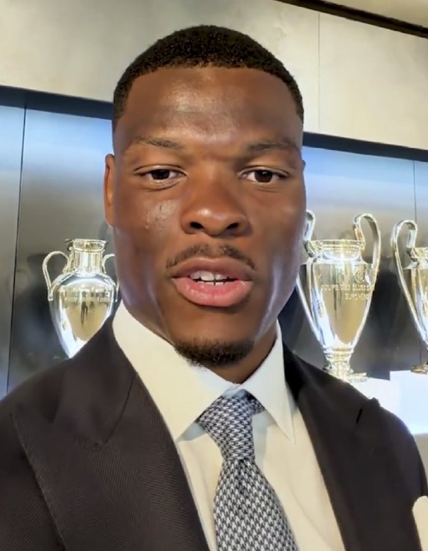 رئال مادرید | Real Madrid: 🎙دومفریس: “سلام مادریدیا. حضورم اینجا یه امتیاز و افتخار برام محسوب میشه. قراره کارای بزرگی انجام بدیم. فصل خاصیه. هالا 