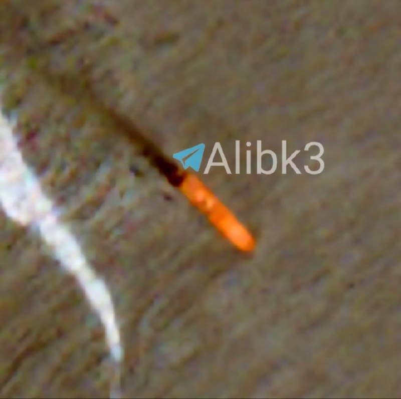 ספינת המטען בתפזורת Minoan Pioneer, שהותקפה על ידי איראן לפני יומיים, נראתה עדיין בוערת באתר העגינה שלה, מה…