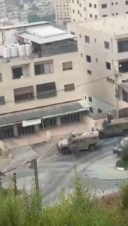 חלק מכוחות הכיבוש המתמשכים מסתערים על מחנה אל-עין, ממערב לעיר שכם