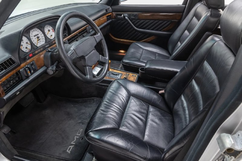 Mercedes AMG 90-х оценили дороже многих новых спорткаров 3
