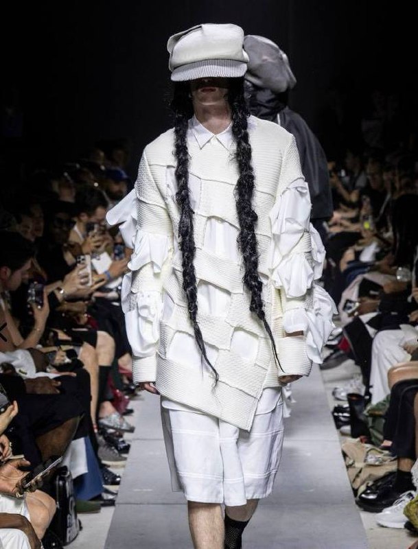 Мы обожаем стилиста по волосам и друга SENECA Марию Туеву — она не только придумала и сделала самую обсуждаемую челку года (для Анастасии Мироновой), но и очень здорово «читает» образы. Поэтому мы и не сомневались, что она изучит последние Недели моды и разложит для нашего канала все горячие hair-тренды по полочкам. А она взяла и разложила: Мокрые волосы. Очень крутой тренд который с нами не первый год, и, скорее всего, он с нами еще надолго. Тренд заключается в том, что у корней полностью отсутствует объем, то есть волосы плоско прижаты к голове. А по длине мы видим либо максимально размоченную, ту же распущенную или собранную в пучок, либо более подсушенную, более легкую текстуру, словно девушка только вышла из душа усилив образ аксессуарами, и пошла по своим делам. Увидеть его можно было на показах Rick Owens, Lemaire, Cavalli. Волосы депрессии. Для меня необычно, но Gucci, Chanel и Valentino взяли этот тренд на вооружение. Может быть это некая ностальгия по вечеринкам 2000 или ирония о современном ритме жизни. Я думаю, вы о нем уже слышали. Это когда мы смотрим на волосы, и у нас есть легкое впечатление, что хозяйка этих волос не то, чтобы не помылась, но еще их специально начесала, пожила с ними еще сутки, и на следующий день снова не пошла в душ. Это максимально растрепанные, лохматые волосы. Даже если они имеют конкретное направление в виде проборов и вычесов, то все равно мы видим в этом легкий (либо нелегкий) хаос. Это создает абсолютно резонанс в образе на модели, какой бы элегантный и выверенный лук у нее не был, она современная девушка с легкой пост-иронией, как по мне. Волны. Заметили моду на посещение галерей и музеев изобразительного искусства? Вернемся к волнам. Я бы даже сказала, что это скорее кудри, которые были вычесаны от корней до самых концов. Создается центральный пробор и максимально плоско укладывается прикорневая зона для того, чтобы волны стали плоскими, и весь объем переходил в концы. И так мы переносимся в тему Ренессанса. Очень много брендов использовали этот прием в волосах. Уверена, он станет популярен у клиентов, тк многие годы, столетия и века мы наблюдаем и копируем образы самых прекрасных женщин являющимися эталоном красоты вне времени, такой как Венера Милосская — что касается данного тренда. Две косы. Не могу не отметить показ Comme des Garcons с двумя косами (иногда их было и больше), но в основном мы можем наблюдать две длинные, несуразные, по-разному сплетенные косы. И мне кажется, что это тоже супер вариант для того, чтобы собрать себя на мероприятие. Да и для повседневности. Классный ход, что для российской аудитории это еще и отсылка к теме этники, ведь две косы чаще всего появляются именно в нашей славянской культуре. Гладкий пучок. Отличный пример для тех, кто любит элегантную классику, но при этом хочет немножко побунтовать. Тут можно вдохновиться Chanel, которые показали нам гладкий хвост собранный в небрежный пучок с выпущенными лохматыми прядями сзади, словно модель подралась, либо очень спешила, а для тех, кто за строгость и максимум элегантности — Schiaparelli с их идеальным, гладким пучком, который они достали из архивов начала XX века. Вымеренная архитектурная форма. Идеальный силуэт, без единого волоска.#мастерствоSENECAМы обожаем стилиста по волосам и друга SENECA Марию Туеву — она не только придумала и сделала самую обсуждаемую челку года (для Анастасии Мироновой), но и очень здорово «читает» образы. Поэтому мы и не сомневались, что она изучит последние Недели моды и разложит для нашего канала все горячие hair-тренды по полочкам. А она взяла и разложила: Мокрые волосы. Очень крутой тренд который с нами не первый год, и, скорее всего, он с нами еще надолго. Тренд заключается в том, что у корней полностью отсутствует объем, то есть волосы плоско прижаты к голове. А по длине мы видим либо максимально размоченную, ту же распущенную или собранную в пучок, либо более подсушенную, более легкую текстуру, словно девушка только вышла из душа усилив образ аксессуарами, и пошла по своим делам. Увидеть его можно было на показах Rick Owens, Lemaire, Cavalli. Волосы депрессии. Для меня необычно, но Gucci, Chanel и Valentino взяли этот тренд на вооружение. Может быть это некая ностальгия по вечеринкам 2000 или ирония о современном ритме жизни. Я думаю, вы о нем уже слышали. Это когда мы смотрим на волосы, и у нас есть легкое впечатление, что хозяйка этих волос не то, чтобы не помылась, но еще их специально начесала, пожила с ними еще сутки, и на следующий день снова не пошла в душ. Это максимально растрепанные, лохматые волосы. Даже если они имеют конкретное направление в виде проборов и вычесов, то все равно мы видим в этом легкий (либо нелегкий) хаос. Это создает абсолютно резонанс в образе на модели, какой бы элегантный и выверенный лук у нее не был, она современная девушка с легкой пост-иронией, как по мне. Волны. Заметили моду на посещение галерей и музеев изобразительного искусства? Вернемся к волнам. Я бы даже сказала, что это скорее кудри, которые были вычесаны от корней до самых концов. Создается центральный пробор и максимально плоско укладывается прикорневая зона для того, чтобы волны стали плоскими, и весь объем переходил в концы. И так мы переносимся в тему Ренессанса. Очень много брендов использовали этот прием в волосах. Уверена, он станет популярен у клиентов, тк многие годы, столетия и века мы наблюдаем и копируем образы самых прекрасных женщин являющимися эталоном красоты вне времени, такой как Венера Милосская — что касается данного тренда. Две косы. Не могу не отметить показ Comme des Garcons с двумя косами (иногда их было и больше), но в основном мы можем наблюдать две длинные, несуразные, по-разному сплетенные косы. И мне кажется, что это тоже супер вариант для того, чтобы собрать себя на мероприятие. Да и для повседневности. Классный ход, что для российской аудитории это еще и отсылка к теме этники, ведь две косы чаще всего появляются именно в нашей славянской культуре. Гладкий пучок. Отличный пример для тех, кто любит элегантную классику, но при этом хочет немножко побунтовать. Тут можно вдохновиться Chanel, которые показали нам гладкий хвост собранный в небрежный пучок с выпущенными лохматыми прядями сзади, словно модель подралась, либо очень спешила, а для тех, кто за строгость и максимум элегантности — Schiaparelli с их идеальным, гладким пучком, который они достали из архивов начала XX века. Вымеренная архитектурная форма. Идеальный силуэт, без единого волоска.#мастерствоSENECA