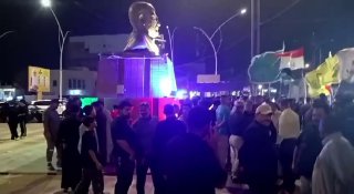 מאות בנאסיריה מתאספים ליד פסלו של המנהיג ההרוג אבו מהדי אל-מוחנדיס, ממתינים לקבל את האח המוג'אהיד עבאס אל-י…