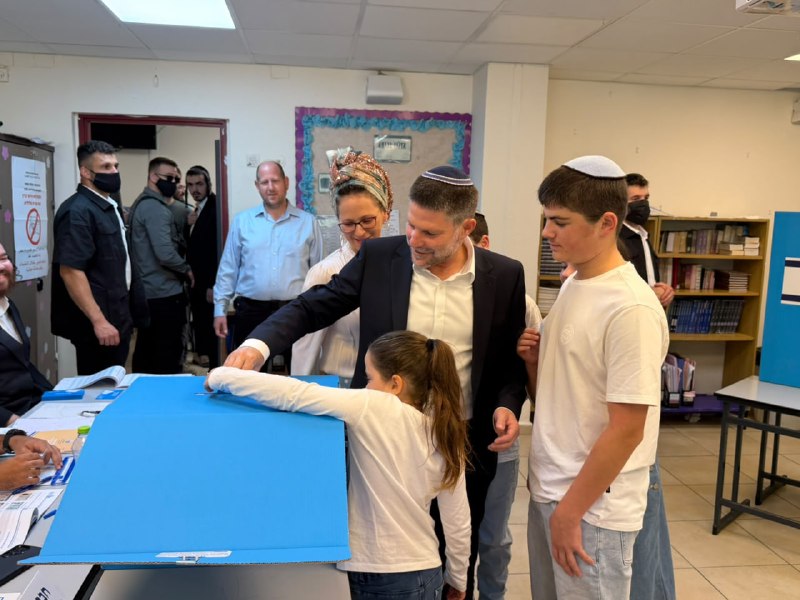 סמוטריץ' ואשתו רויטל הצביעו בבחירות לכנסת בהתנחלות קדומים