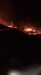 צילומי וידאו של שריפה בהר דארק בעיר שיראז, לאחר פשיטות שפתח חיל האוויר האמריקני.