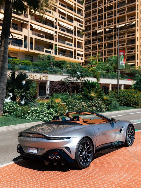 Aston Martin Vantage Roadster, кузов окрашен в цвет Q Spirit Silver, обивка салона выполнена из кожи 6