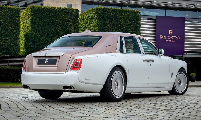 Rolls-Royce представил эксклюзивный Phantom 2