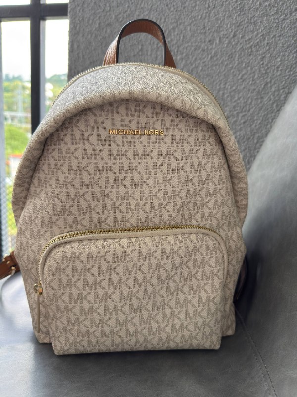 Продам рюкзак Michael Kors, оригинал, в хорошем состоянии. Небольшой дефект на ручке, на последнем ф — фото 1