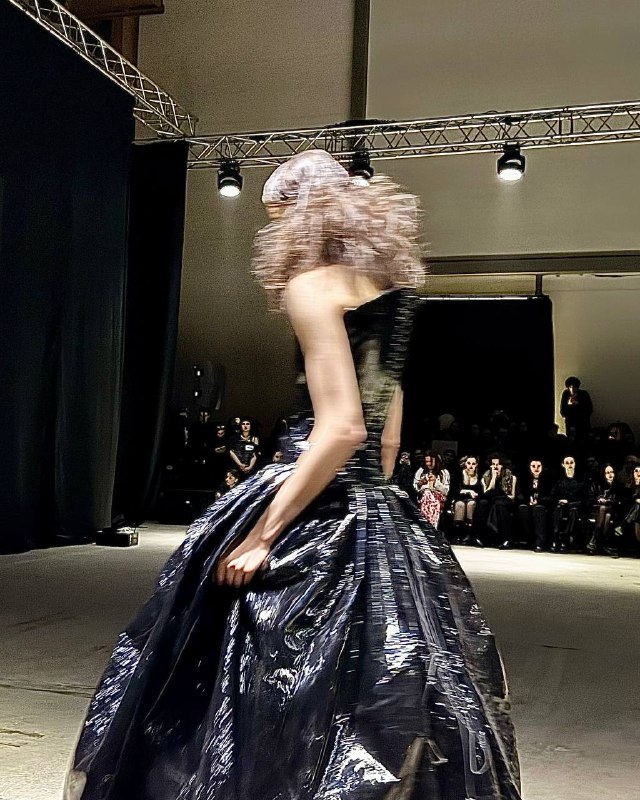 Непросто рассматривать работу дизайнеров, когда пристально наблюдаешь за прическами моделей 🌝Питерские стилисты показали большое количество распущенных волос с косами и взлохмаченные текстурыНепросто рассматривать работу дизайнеров, когда пристально наблюдаешь за прическами моделей 🌝Питерские стилисты показали большое количество распущенных волос с косами и взлохмаченные текстуры