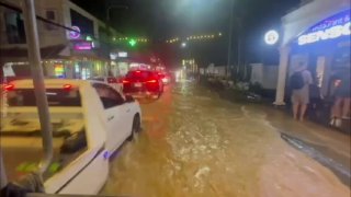 תיירים רוסים מצאו עצמם במוקד של שיטפון בפוקט. גשמים עזים פקדו היום את אתר הנופש התאילנדי הפופולרי. כמעט 143…