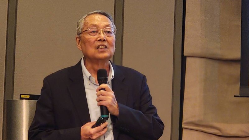 施振榮秀AI數位分身阿丹！「AI時代沒有壟斷，但真正賺錢的是輝達」