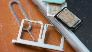 Российских операторов связи хотят полностью перевести на отечественные SIM-картыПроект разрабатывает Минцифры — он должен вступить в силу 1 сентября 2026 года.Согласно проекту приказа, компании должны будут использовать только SIM-карты, произведённые в РФ