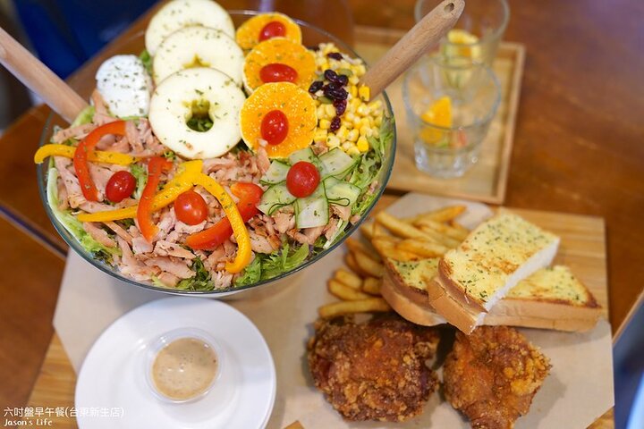 【台東市│美食】六吋盤早午餐(台東新生店)。台東市早午餐推薦，超大份量雙人份木盆沙拉，CP值高，咔啦雞腿飯糰三明治超美味