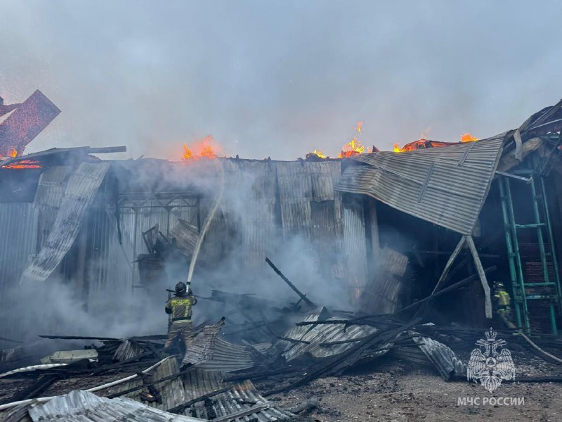 Кровля мебельного цеха горит в Махачкале. фото