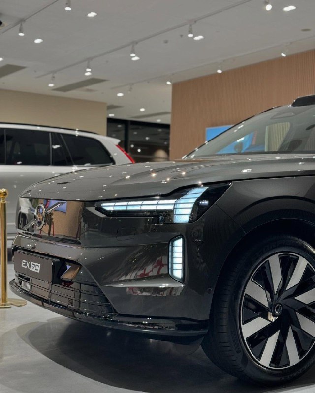 2025 Volvo EX90 2