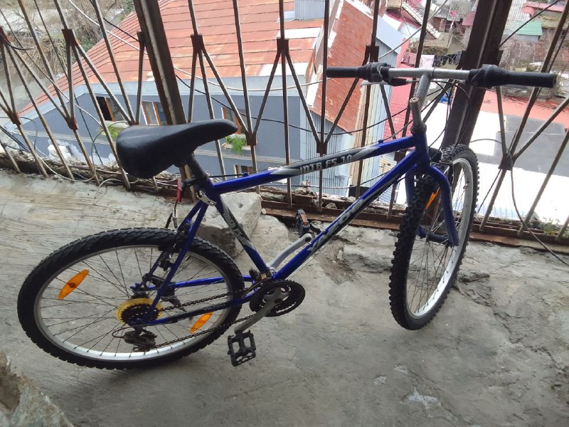 Продаю велосипед. Староват, но в хорошем состоянии. Почти на нем не катался.