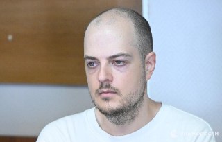 Директора отдела продаж «Эксмо» Артема Вахляева приговорили к четырем годам условно по делу об экстремизме из-за продажи книг с ЛГБТ-содержанием, сообщает «Медиазона» из суда Москвы.  Вахляев признал вину и дал показания на других «соучастников схемы», у н