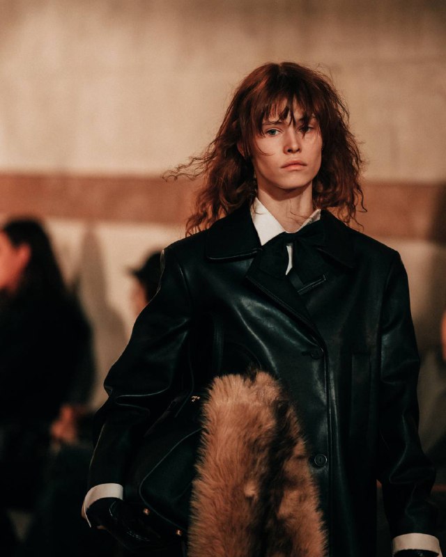 Ваша гостья Мария Туева 🌹Яндекс Маркет провел в Санкт-Петербурге показ сезона «осень-зима 2025/26» с актуальными коллекциями от локальных и зарубежных брендов.Мероприятие Fashion Show прошло в Российской национальной библиотеке — и впервые в Северной столице.Всего в показе были представлены 100 образов из коллекций 60 брендов. Среди них как молодые локальные марки, так и крупные бренды, родом из Петербурга. Также на подиуме появились образы из Ultima Яндекс Маркета и коллекции популярных зарубежных брендов. За все образы отвечали стилисты Никита и Илья Хованские (номинанты рейтинга Forbes «30 до 30» 2025 года, в категории «Мода и дизайн»), а продюсером показа выступил Артем Кривда.P.S. По волосам — мы все еще в депрессии 🥀Ваша гостья Мария Туева 🌹Яндекс Маркет провел в Санкт-Петербурге показ сезона «осень-зима 2025/26» с актуальными коллекциями от локальных и зарубежных брендов.Мероприятие Fashion Show прошло в Российской национальной библиотеке — и впервые в Северной столице.Всего в показе были представлены 100 образов из коллекций 60 брендов. Среди них как молодые локальные марки, так и крупные бренды, родом из Петербурга. Также на подиуме появились образы из Ultima Яндекс Маркета и коллекции популярных зарубежных брендов. За все образы отвечали стилисты Никита и Илья Хованские (номинанты рейтинга Forbes «30 до 30» 2025 года, в категории «Мода и дизайн»), а продюсером показа выступил Артем Кривда.P.S. По волосам — мы все еще в депрессии 🥀