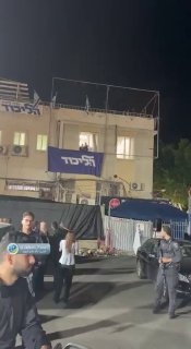 נתניהו מתחנן לתושבים בית אחר בית שיתנו לו עוד הצבעות בצילומים, ראש ישראל עובר מדלת לדלת בין בתי מתנחלים בעי…