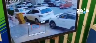 🇮🇱 תיעוד ממצלמת האבטחה בדמשק: הרגע שבו הרכב ששימש בפיצוץ הבוקר נע ממקומו - לכיוון המקום שבו אירע פיצוץ מט…