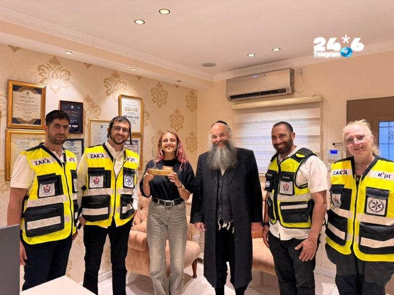 🇮🇱 Captivity survivor Rumi Gonen paid an emotional visit to the national headquarters of the ZAKA organization, where she heard the stories of heroism and dedication of the organization's volunteers. At the end of the visit, ZAKA CEO Zvi Hasid presented Romi with a special and moving memento, symbolizing her dream of becoming a radio broadcaster.