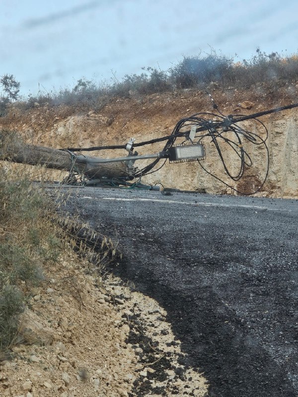 מתנחלים חותכים עמודי חשמל ופוגעים ברשת החשמל באדמות תושבי הכפר מאדאמה, מדרום לשכם.