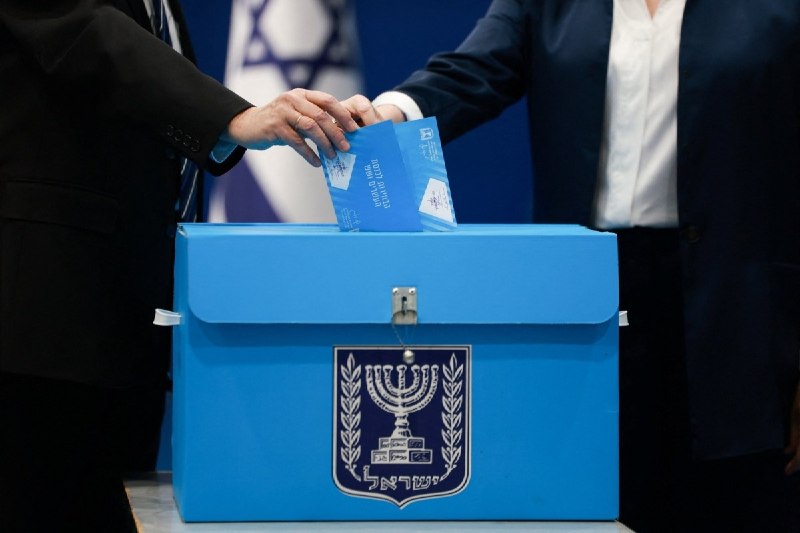 ספירת הבחירות בישראל (לא כולל מעטפות כפולות) —. גוש נתניהו 53 מנדטים, גוש אייזנקוט 48, מפלגות ערביות 19.
