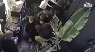 Армения депортировала 48-летнего гражданина России чеченского происхождения, который угрожал своей дочери «убийством чести» — CivilNet со ссылкой на правозащитника Артура Сакунца По словам правозащитника, депортированному запретили въезд в Армению в будуще