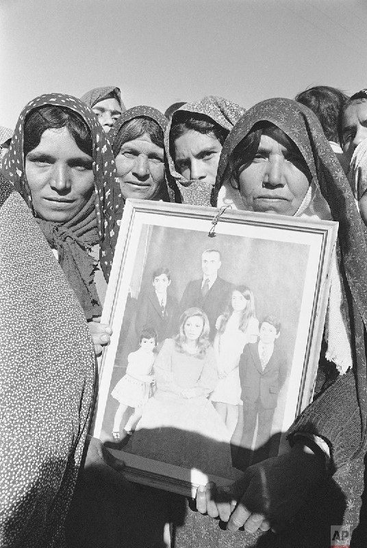 کمپین بازگشت شاهزاده: گروهی از زنان در جریان راهپیمایی هواداران حکومت در ۳۰ نوامبر ۱۹۷۸، با در دست داشتن قاب عکسی از خانوادهٔ سلطنتی، حمایت خو