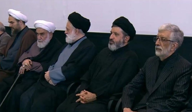 کانال رسمی صابرین نیوز: 🔻حضور فرزندان رهبر شهید انقلاب در مراسم چهلمین روز تشییع و تدفین آقای شهید ایران▪️ @Saberin_ir