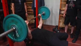 זלנסקי עשה לחיצה פיזית על ספסל וניסה את כוחו בחץ וקשת.