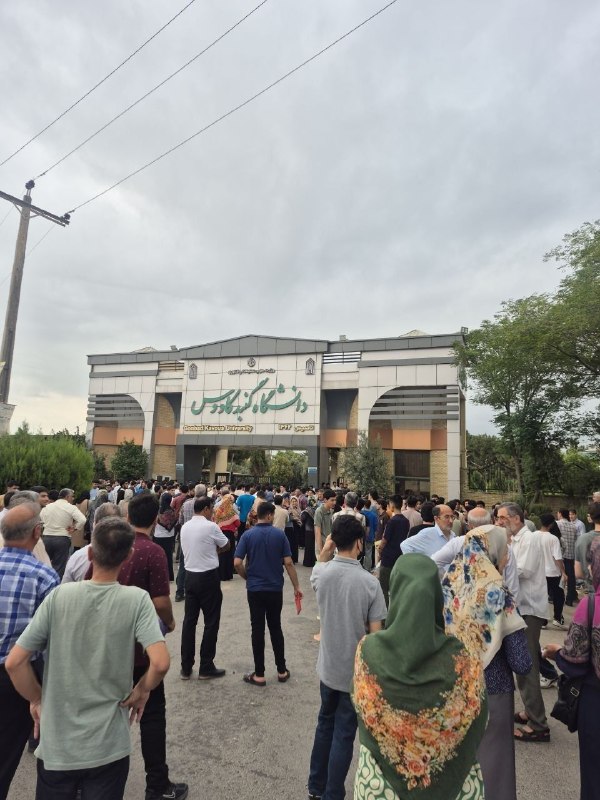 |𓃱 مِلمـَـــــن|: نمیدونم چرا این مامان باباهای دم در حوزه رو میبینم اشک توی چشام جمع میشه. حیف این مردم حیف این مهربونی که داره اینجوری ب