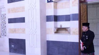 הנשיא אחמד אל-שרעא מקבל את תעודותיו של השגריר לוקמן חכים סירגר, שגריר הרפובליקה של אינדונזיה ברפובליקה הערב…