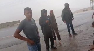 תושבים מתעמתים עם המתנחלים וסוגרים את מי השיטפונות שפתחו לעבר בתי משפחת "אבו פאזה" בעיירה אל-טייבה, מזרחית…