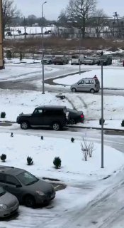 В Калининграде пьяный мужчина на "Мустанге" катался по двору и крушил 