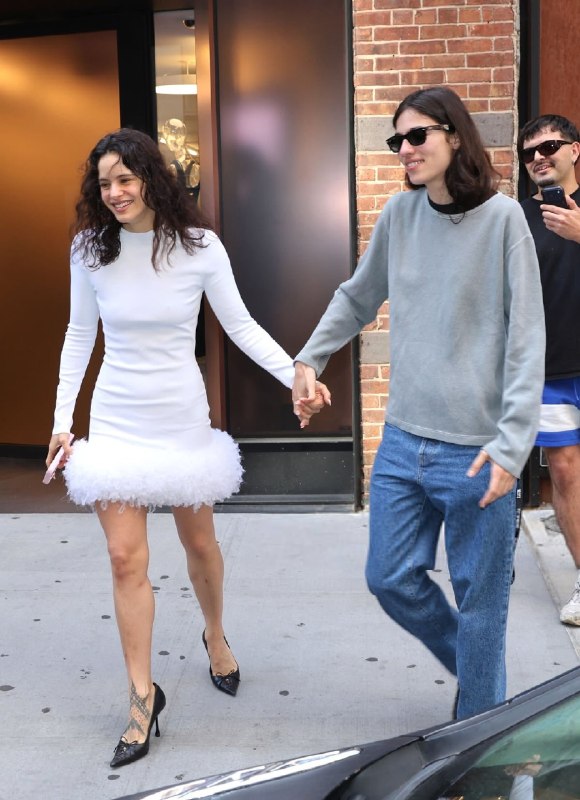 Latin Celebrities: ༆ #Updateمجلۀ Vogue اسپانیا در مقالهای به رابطه روسالیا و لولی باهیا پرداخته و نحوه زندگی و ابراز احساسات عمومی آنها ر