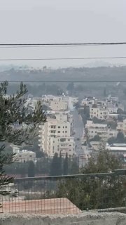 כוחות ישראל יורים פצצות גז במהלך הסתערותם על העיירה סינג'יל, מצפון לרמאללה.
