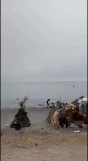 🇪🇸🇲🇦 עוד צילומים של הבקתות והמאהלים המאולתרים שנוצרו על ידי מהגרי עולם שלישי על החוף בסאוטה.