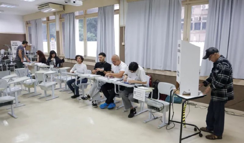 המועד האחרון להצבעה בבחירות בברזיל הוארך בשעתיים לבקשת מטה הבחירות של לולה דה סילבה ופלאביו בולסונארו, בית…