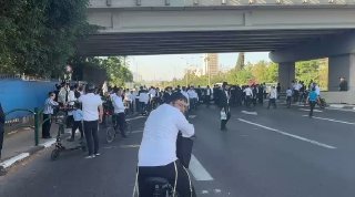 עימותים בין המפגינים החרדים לנהגים שנתקעו בכביש 4