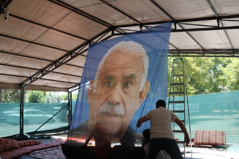 KurdPress | کُردپرس: 📰 نصب تصاویر بزرگ از اوجالان در مراسم یادبود جانباختگان PKK در دیاربکر + فیلم📝 سرویس ترکیه – در دومین روز مراسم یادبود ا