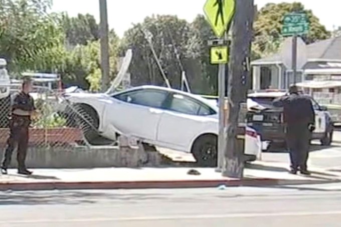 A father was filmed pinning his daughter down during a heated dispute over her cellphone, demanding that she get into his truck and give him the phone’s password.Follow us -> LiveLeak