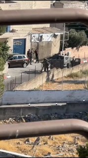 כוחות הכיבוש רודפים אחרי צעיר ומתעללים באחרים בעיירה אבו דיס, מזרחית לירושלים הכבושה.