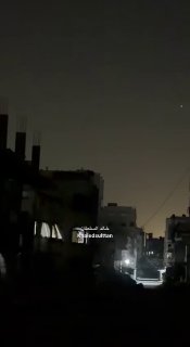 משהד חדש מתעד את הרגע שבו מטוסי ישראל מפציצים בית בשכונת אל-צפתאווי, בצפון רצועת עזה.