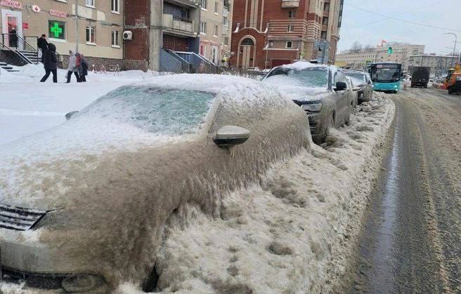 Лёд сковал машины петербуржцев после разлива воды на Звёздной в Питере. 2