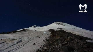 Группа до 5 альпинистов застряла на вершине Эльбруса — спасатели уже поднимаются за ними на высоту 5100 метров, где сейчас метель, мороз и почти нулевая видимость.Альпинисты перестали выходить на связь вечером. Группа начала восхождение от скалы Пастухова,