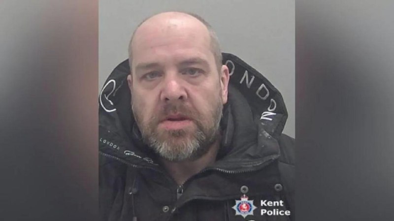 Мужчина накачал знакомого наркотиками и изнасиловал его в прямом эфире46–летний Дерек Роули познакомился с 61-летней жертвой в приложении Grindr. Мужчины встретились, употребили кристаллический метамфетамин, кетамин и психоактивное вещество GHB с седативны