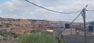 דחפורי כיבוש מתחילים להרוס בית בעיירה בורקין, ממערב לסלפית